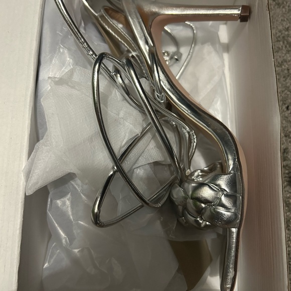 Silver heels - Picture 2 of 3